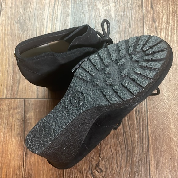 Michael Kors Beth Black Suede Lace Up Platform Ankle Boot Sz 7. Like New. - Picture 9 of 12